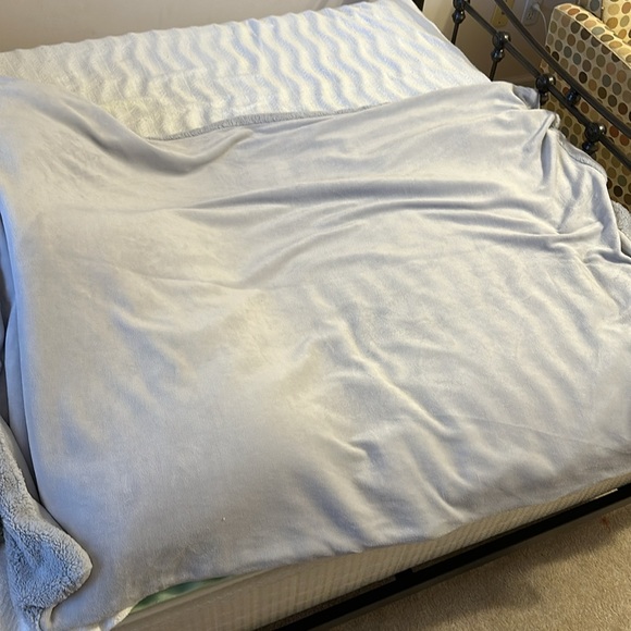 Barely used Unhide lil marsh small blanket 50x60 in - Picture 3 of 3